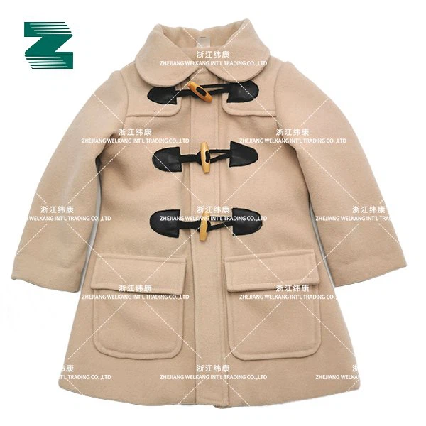 Lasten takki koristeellisella napilla