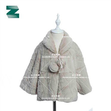 Marmorointikuvioinen tekoturkistakki, jossa on pompon edessä lapsille